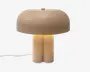 En beige svampeformet lampe med rund kuppelformet skærm, varmt lys i midten og en glat todelt fod med en hvid ledning, der går ud til siden.