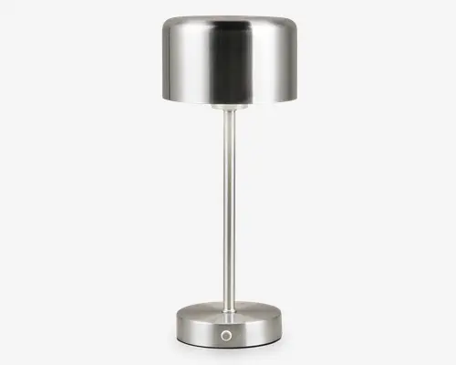 Elegant, moderne lampe med børstet rustfrit stål finish. Lampen har en cylindrisk lampeskærm, en slank central stang og en rund fod med en touch-følsom tænd/sluk-knap. Designet er minimalistisk og tidssvarende, velegnet til skriveborde eller sengeborde.