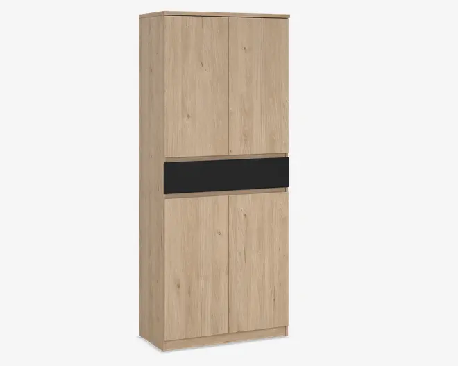 Høj, rektangulær opbevaringsenhed med lys egetræsfinish, der har fire låger – to øverst og to nederst. En vandret sort panel adskiller de øvre og nedre sektioner og giver et moderne udtryk. Overfladen har en naturlig træstruktur.