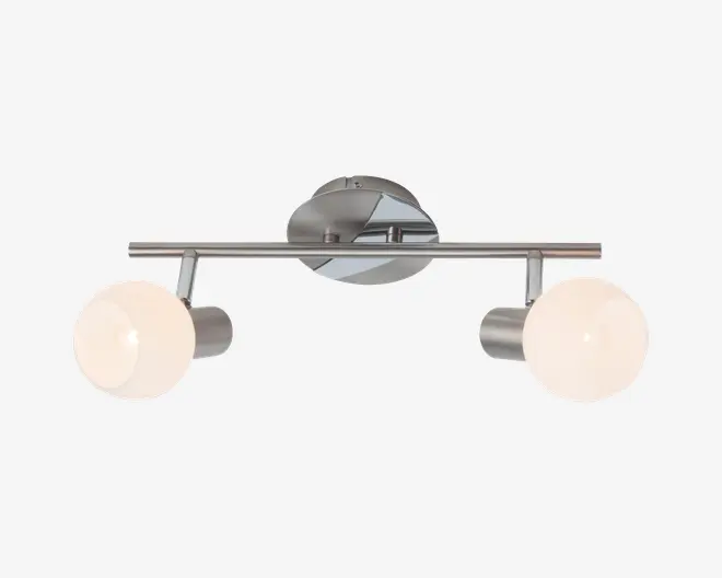 Et moderne vægmonteret armatur med to runde, matterede glasskærme. Armaturet har en børstet metalfinish og et vandret stangdesign, hvor hver lampe er fastgjort til stangen med en kort arm. Basen er cirkulær og matcher den metalliske finish, hvilket giver armaturet et stilrent og moderne udseende.