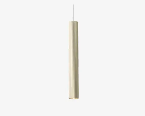 Slank, cylindrisk pendellampe med lodrette riller og en cremefarvet overflade. Lampen har et minimalistisk design med en smal profil og en diskret tekstur, der giver et elegant udtryk. Lyset udsendes fra bunden, hvilket gør den velegnet til fokuseret belysning over borde eller diske.
