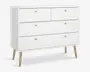 En moderne hvid kommode med minimalistisk design, der har fire skuffer – to mindre øverst og to større nedenunder. Hver skuffe har en lille rund træknop. Kommoden står på fire skråtstillede ben i lyst træ, hvilket giver den et udtryk i retrostil.