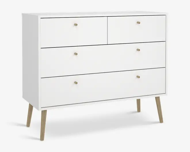 En moderne hvid kommode med minimalistisk design, der har fire skuffer – to mindre øverst og to større nedenunder. Hver skuffe har en lille rund træknop. Kommoden står på fire skråtstillede ben i lyst træ, hvilket giver den et udtryk i retrostil.