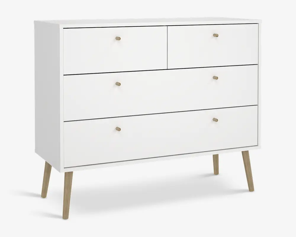 En moderne hvid kommode med minimalistisk design, der har fire skuffer – to mindre øverst og to større nedenunder. Hver skuffe har en lille rund træknop. Kommoden står på fire skråtstillede ben i lyst træ, hvilket giver den et udtryk i retrostil.
