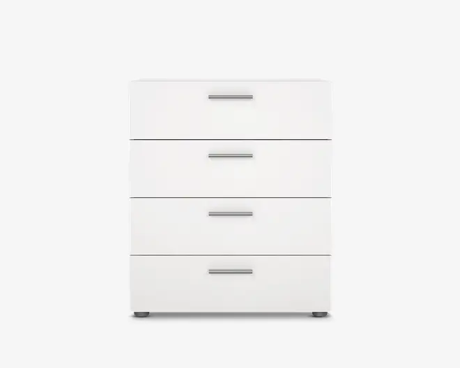 En hvid kommode med fire rummelige skuffer, hver med et elegant, vandret sølvgreb. Designet er minimalistisk og moderne med glatte overflader og rene linjer. Kommoden står på små, runde fødder, som giver stabilitet og en diskret løft fra gulvet.