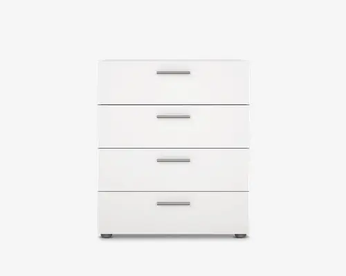 En hvid kommode med fire rummelige skuffer, hver med et elegant, vandret sølvgreb. Designet er minimalistisk og moderne med glatte overflader og rene linjer. Kommoden står på små, runde fødder, som giver stabilitet og en diskret løft fra gulvet.