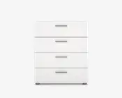 En hvid kommode med fire rummelige skuffer, hver med et elegant, vandret sølvgreb. Designet er minimalistisk og moderne med glatte overflader og rene linjer. Kommoden står på små, runde fødder, som giver stabilitet og en diskret løft fra gulvet.