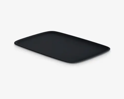 Mat sort, rektangulær tallerken med blødt afrundede hjørner og en let hævet kant. Overfladen er glat og uden tekstur, hvilket giver et moderne og minimalistisk udtryk. Tallerkenen er flad og tynd, velegnet til servering af forretter, desserter eller hovedretter.