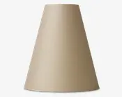 En konisk lampeskærm med en glat, lysebeige stofoverflade. Skærmen har en bred bund og en smal top, hvilket giver en klassisk og enkel form. Stoffet er tæt vævet og giver overfladen en diskret struktur. Den neutrale farve gør den alsidig til forskellige indretninger.