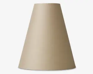 En konisk lampeskærm med en glat, lysebeige stofoverflade. Skærmen har en bred bund og en smal top, hvilket giver en klassisk og enkel form. Stoffet er tæt vævet og giver overfladen en diskret struktur. Den neutrale farve gør den alsidig til forskellige indretninger.