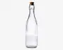 Klar glasflaske med en høj, slank hals og en bredere bund. Flasken er lukket med en naturlig korkprop. Glasset er glat og gennemsigtigt, så indholdet let kan ses. Designet er enkelt og elegant, velegnet til opbevaring af væsker som vand, olie eller eddike.