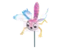 Dekorativ havepynt formet som et fantasifuldt insekt med en rund, lyserød og hvid krop, store udtryksfulde øjne og lange øjenvipper. Den har to par gennemsigtige vinger med blå detaljer, en stribet lyserød og lilla hale samt gule, bøjede trådben. Pynten er monteret på en metalpind, så den nemt kan placeres i jorden.