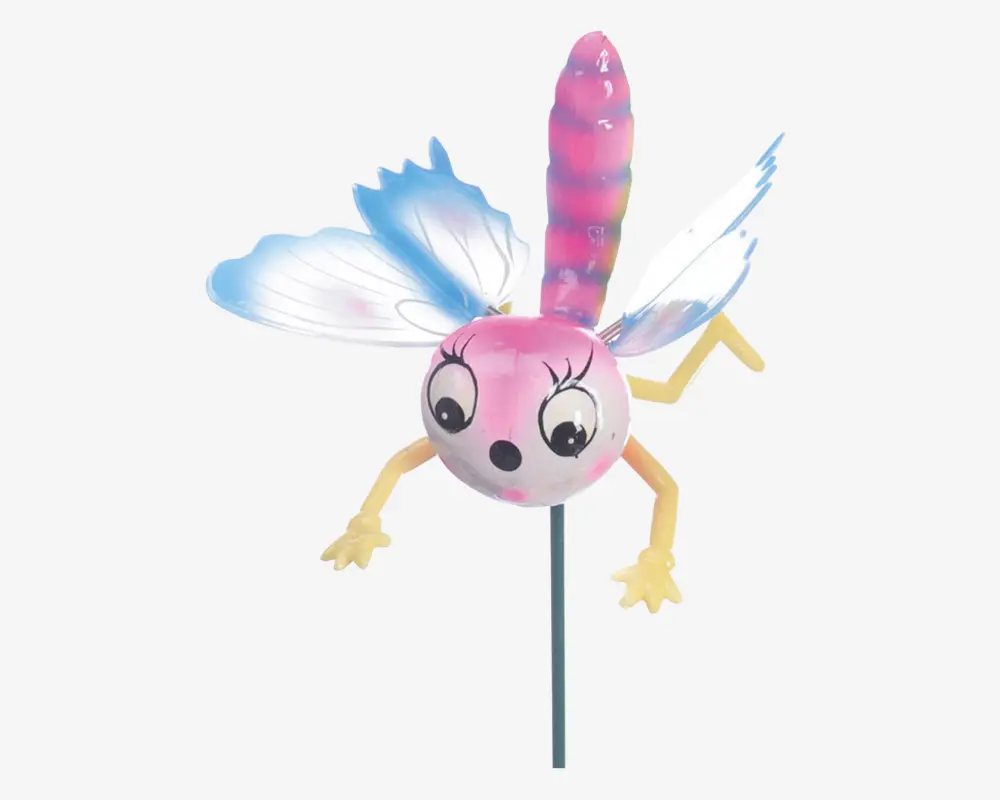 Dekorativ havepynt formet som et fantasifuldt insekt med en rund, lyserød og hvid krop, store udtryksfulde øjne og lange øjenvipper. Den har to par gennemsigtige vinger med blå detaljer, en stribet lyserød og lilla hale samt gule, bøjede trådben. Pynten er monteret på en metalpind, så den nemt kan placeres i jorden.