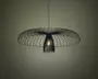 En moderne loftslampe med et sort trådramme-design. Skærmen er bred og cirkulær, og ligner en åben paraply eller blomst, hvor tynde metalstænger stråler ud fra midten. Pæren er synlig og hænger i midten, omgivet af et mindre cylindrisk trådbur. Lampen har et minimalistisk og nutidigt udtryk, og den åbne struktur lader lyset passere frit igennem.