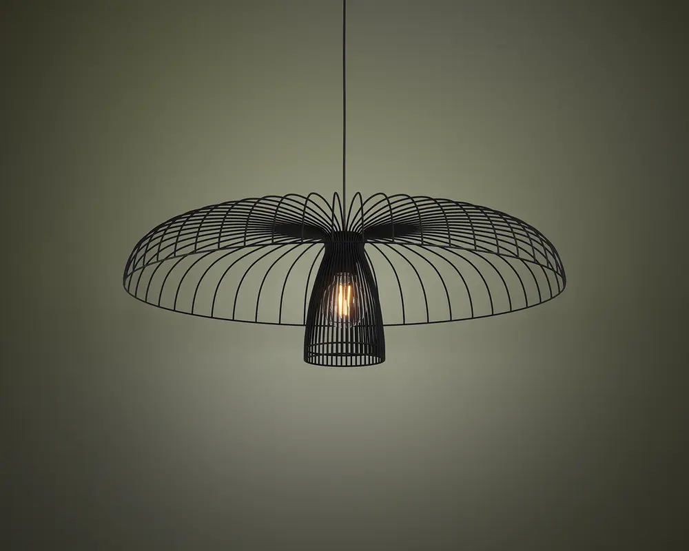En moderne loftslampe med et sort trådramme-design. Skærmen er bred og cirkulær, og ligner en åben paraply eller blomst, hvor tynde metalstænger stråler ud fra midten. Pæren er synlig og hænger i midten, omgivet af et mindre cylindrisk trådbur. Lampen har et minimalistisk og nutidigt udtryk, og den åbne struktur lader lyset passere frit igennem.