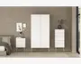 Billedet viser et sæt moderne soveværelsesmøbler med minimalistisk design. Møblerne er mat hvide med lyse træben. Sættet består af et højt garderobeskab med to låger og to skuffer nederst, en kommode med fem skuffer og et natbord med én skuffe og en åben hylde. Håndtagene er små og runde, hvilket giver et enkelt udtryk. Møblerne står op ad en taupefarvet væg, og rummet har en neutral, moderne stil.