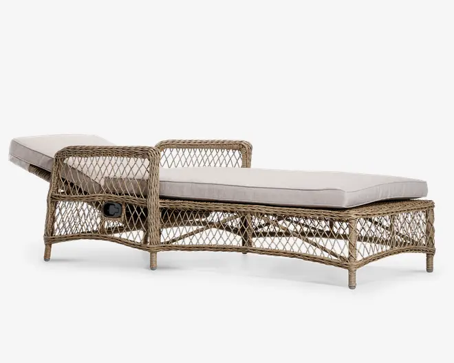 Justerbar udendørs liggestol med stel i flettet rattan i naturfarve. Har høj ryg, der kan indstilles i flere positioner, samt armlæn på begge sider. Sæde og ryg er udstyret med tykke, lyse beige hynder for ekstra komfort. Det åbne fletdesign giver et let og luftigt udtryk, og benene er let hævede for stabilitet.
