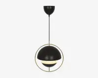 Loftlampe med en mat sort, kuppelformet skærm og hvid indvendig diffuser, ophængt fra en sort stang. Skærmen er omgivet af en tynd, guldfarvet metalring, hvilket giver lampen et moderne og elegant udtryk. Designet kombinerer geometriske former og kontrasterende overflader for et nutidigt look.