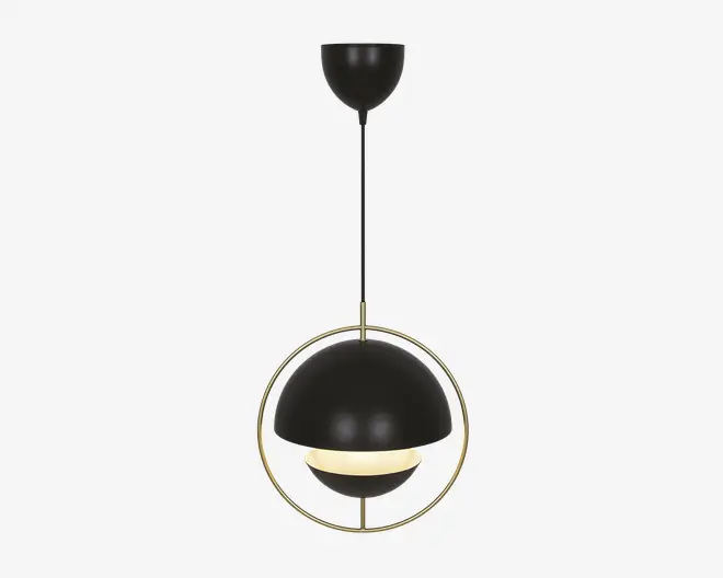 Loftlampe med en mat sort, kuppelformet skærm og hvid indvendig diffuser, ophængt fra en sort stang. Skærmen er omgivet af en tynd, guldfarvet metalring, hvilket giver lampen et moderne og elegant udtryk. Designet kombinerer geometriske former og kontrasterende overflader for et nutidigt look.