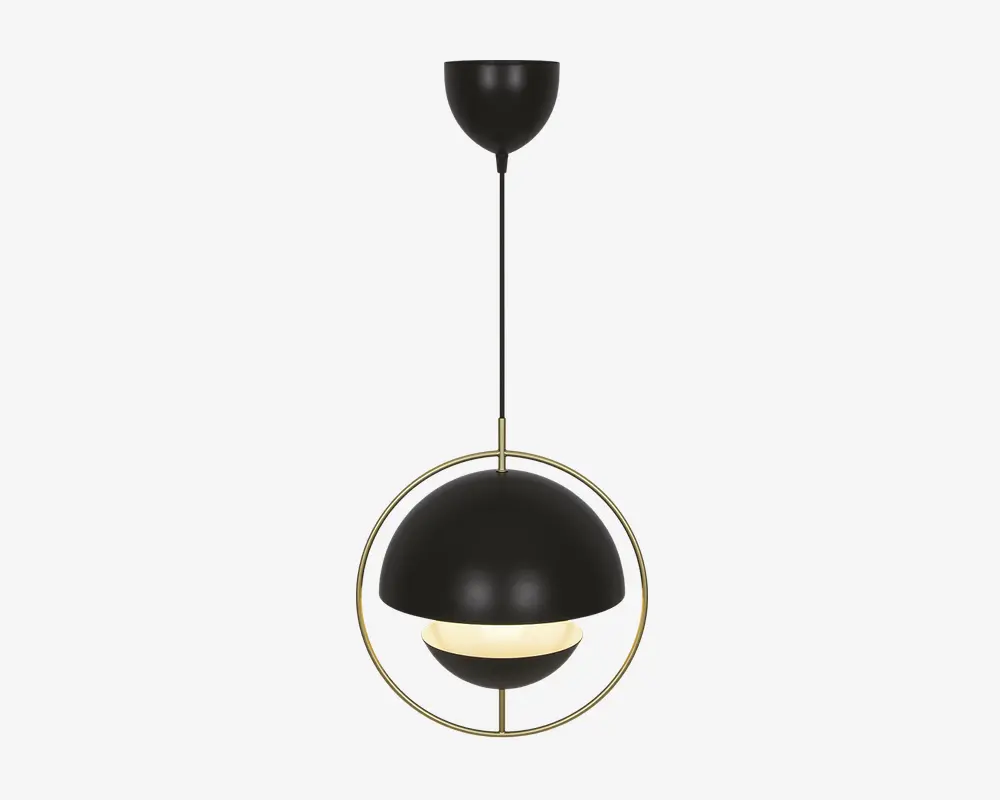 Loftlampe med en mat sort, kuppelformet skærm og hvid indvendig diffuser, ophængt fra en sort stang. Skærmen er omgivet af en tynd, guldfarvet metalring, hvilket giver lampen et moderne og elegant udtryk. Designet kombinerer geometriske former og kontrasterende overflader for et nutidigt look.