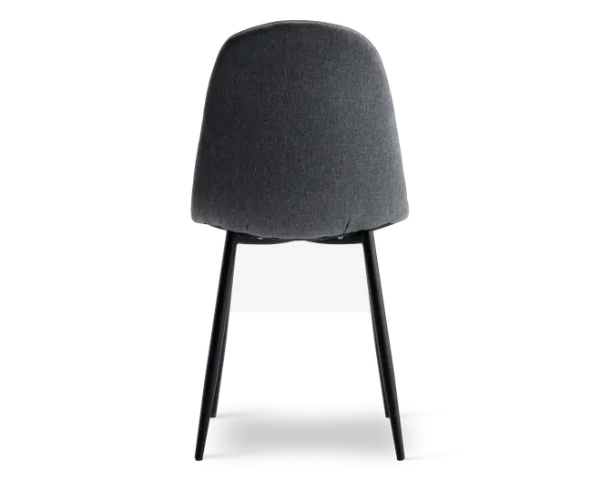 Stol med buet, polstret ryglæn i mørkegråt stof. Bagsiden er glat og rundet uden synlige syninger eller knapper. Stolen har slanke, sorte metalben, der er let udadgående for stabilitet.