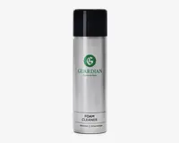 Høj, cylindrisk spraydåse med sølvfarvet krop og sort låg. Forsiden har et grønt logo og teksten 'Guardian Furniture Care' i grønt, samt 'Foam Cleaner' i sort nedenunder. Dåsen har et moderne og stilrent design, der er let at holde om. Produktet er beregnet til rengøring, hvilket fremgår af etiketten.