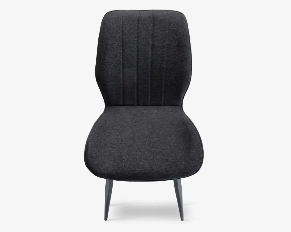 Stol med høj, let buet ryg med lodrette syninger for ekstra struktur. Sædet er bredt og afrundet, polstret med mørkt stof. Benene er slanke og skråtstillede, lavet af metal med mat finish, hvilket giver stolen et moderne og minimalistisk udtryk.