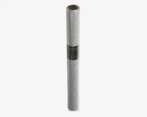 En rulle gavepapir med sølvfarvet, metallisk finish og et diskret mønster af små, spredte stjerner. Papiret har en blank overflade, hvilket giver det et festligt og elegant udseende. Rullen er samlet med en sort etiket omkring midten, hvor produktinformation vises.