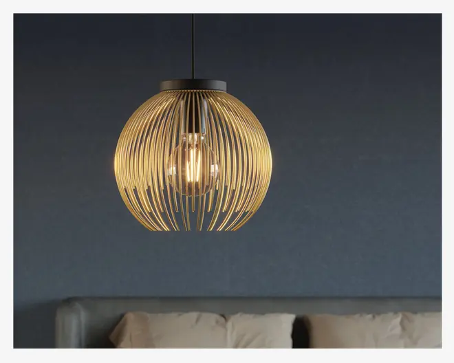 Moderne pendellampe med en kugleformet skærm bestående af jævnt fordelte, tynde metalstænger, der danner et gitterlignende design. Pæren er tydeligt synlig indeni og giver et varmt, stemningsfuldt lys. Lampen hænger fra en sort ledning og har en mat sort top, hvilket giver et stilfuldt og moderne udtryk.