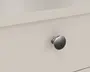 Nærbillede af en skuffe med en rund knop i børstet metal med en glat, mat overflade. Knoppen er monteret på en lys, ensfarvet skuffefront og har et enkelt, moderne design med en let hævet sokkel for nemt greb.