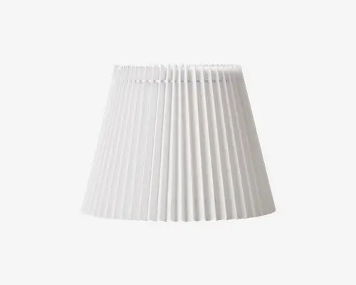 Hvid lampeskærm med klassisk konisk form og jævnt fordelte lodrette plisseringer. Det plisserede design giver tekstur og spreder lyset blødt. Fremstillet af let stof og har et rent, minimalistisk udseende, der passer til forskellige indretninger.