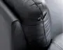 Nærbillede af et sort læderarmlæn med synlig kornet tekstur og detaljerede syninger. Armlænet er kraftigt polstret, hvilket giver en blød og komfortabel fornemmelse. Syningerne er pænt afsluttede, og læderet har en diskret glans, hvilket indikerer materialets høje kvalitet. Puden har lette folder, hvilket tyder på blødhed og fleksibilitet.