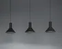 Tre pendellamper med mat sort finish, hver med en bred, konisk skærm og en slank cylindrisk hals. Lamperne hænger fra tynde sorte ledninger og har et minimalistisk og moderne udtryk. Indersiden af skærmene ser ud til at være lysere, hvilket forbedrer lysrefleksionen.