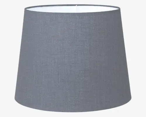Konisk lampeskærm med glat, mellemgråt stof på ydersiden og hvid inderside. Stoffet har en diskret vævet struktur, og skærmen har rene, lige kanter for et moderne, minimalistisk udtryk. Topåbningen er en smule smallere end bunden, hvilket giver en jævn lysspredning.
