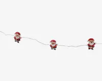 En lyskæde med små, tegneserieagtige julemandsfigurer jævnt fordelt på en tynd, gennemsigtig ledning. Hver julemand har rød dragt, hvidt skæg og nissehue, og lyskæden er designet til at skabe en festlig stemning i juledekorationen.