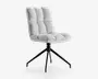 Stol med blødt, tekstureret lysegråt betræk og dybe vandrette og lodrette syninger på sæde og ryglæn for ekstra komfort. Sædet er kraftigt polstret, og ryglænet er let vinklet. Stolen står på en sort metalbase med fire skråtstillede ben, hvilket giver stabilitet og et moderne udtryk.