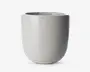En glat, rund keramisk beholder med en blank lysegrå overflade. Overfladen er jævn og uden dekoration, hvilket giver et minimalistisk og moderne udtryk. Kanten er let tyk, og formen er cylindrisk med en blødt buet bund.