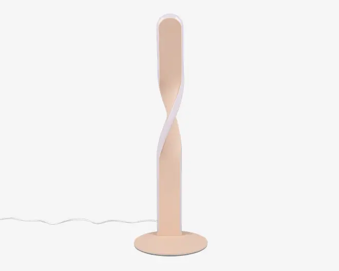 En moderne bordlampe med et slankt, lodret design og en blød mat ferskenfarvet finish. Lampen har en unik snoet lysstribe, der snor sig rundt om den centrale søjle og giver et moderne og kunstnerisk udtryk. Den står på en rund, flad fod for stabilitet og har en synlig ledning, der går ud fra bunden.