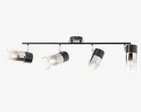 Moderne loftlampe med fire justerbare cylindriske spotlys, der har klare glasafskærmninger og sorte metaldetaljer. Spotlysene er monteret på en lige, vandret stang, som er fastgjort til en rund loftbase, hvilket giver mulighed for retningsbestemt belysning. Pærerne er synlige inde i glasskærmene, hvilket giver et moderne udtryk.