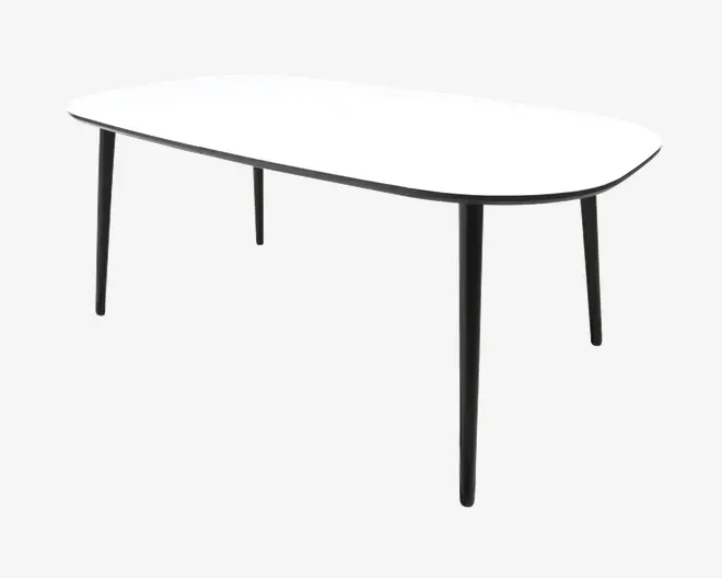 Et moderne bord med en glat, hvid, rektangulær bordplade med afrundede hjørner. Bordpladen har en tynd sort kant, og bordet står på fire slanke, sorte metalben, der er let skråtstillede for stabilitet. Designet er minimalistisk og nutidigt, velegnet til spise- eller kontorbrug.