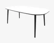 Et moderne bord med en glat, hvid, rektangulær bordplade med afrundede hjørner. Bordpladen har en tynd sort kant, og bordet står på fire slanke, sorte metalben, der er let skråtstillede for stabilitet. Designet er minimalistisk og nutidigt, velegnet til spise- eller kontorbrug.