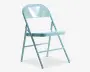 Lyseblå sammenklappelig stol i metal med buet ryglæn og fladt sæde. Stolen har et enkelt, minimalistisk design med rørformede ben og tværstænger for ekstra stabilitet. Overfladen er glat og blank, og stolen er let at folde sammen for nem opbevaring og transport.
