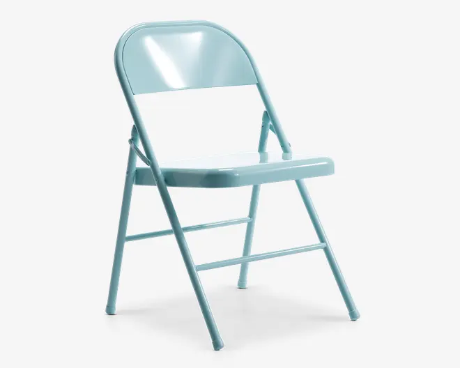 Lyseblå sammenklappelig stol i metal med buet ryglæn og fladt sæde. Stolen har et enkelt, minimalistisk design med rørformede ben og tværstænger for ekstra stabilitet. Overfladen er glat og blank, og stolen er let at folde sammen for nem opbevaring og transport.