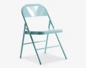 Lyseblå sammenklappelig stol i metal med buet ryglæn og fladt sæde. Stolen har et enkelt, minimalistisk design med rørformede ben og tværstænger for ekstra stabilitet. Overfladen er glat og blank, og stolen er let at folde sammen for nem opbevaring og transport.