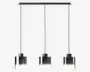 Moderne pendellampe med tre jævnt fordelte lyskilder ophængt fra en rektangulær sort metal loftsbase. Hver lampe har en cylindrisk fatning indkapslet i en klar, firkantet glasskærm med mat nederste halvdel, hvilket giver en glidende overgangseffekt. Lampen har et stilrent, minimalistisk design, der passer til moderne indretning.