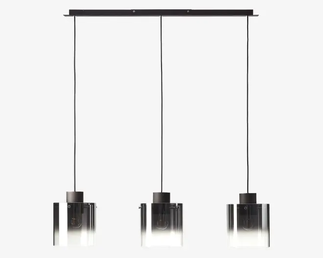 Moderne pendellampe med tre jævnt fordelte lyskilder ophængt fra en rektangulær sort metal loftsbase. Hver lampe har en cylindrisk fatning indkapslet i en klar, firkantet glasskærm med mat nederste halvdel, hvilket giver en glidende overgangseffekt. Lampen har et stilrent, minimalistisk design, der passer til moderne indretning.