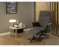 En moderne recliner lænestol betrukket med mørkebrunt tekstureret stof, med høj ryg og diskrete horisontale syninger for ekstra støtte. Stolen har brede, polstrede armlæn og en integreret fodstøtte, der strækker sig fremad for komfort til benene. Den står på en robust sort metal drejefod med fem ben, hvilket giver stabilitet og nem rotation. Designet er stilrent og moderne, velegnet til stue eller læsehjørne.