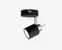 Sort, justerbar spotlampe med cylindrisk lampeskærm, kromdetaljer og rund loftsmontering, vinklet nedad.