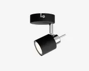 Sort, justerbar spotlampe med cylindrisk lampeskærm, kromdetaljer og rund loftsmontering, vinklet nedad.