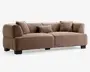 Lav sofa betrukket med brun tekstureret stof, med brede afrundede armlæn, dybe sædehynder, to ryghynder, to matchende pyntepuder og korte sorte blokben.